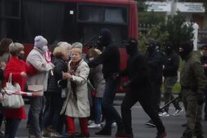 Пенсионеры не давали уехать автобусу силовиков
