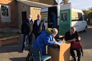 Представники "Опори" звернулися по коментар до Жидкова (праворуч), але він поклав слухавку і більше на дзвінки не відповідав