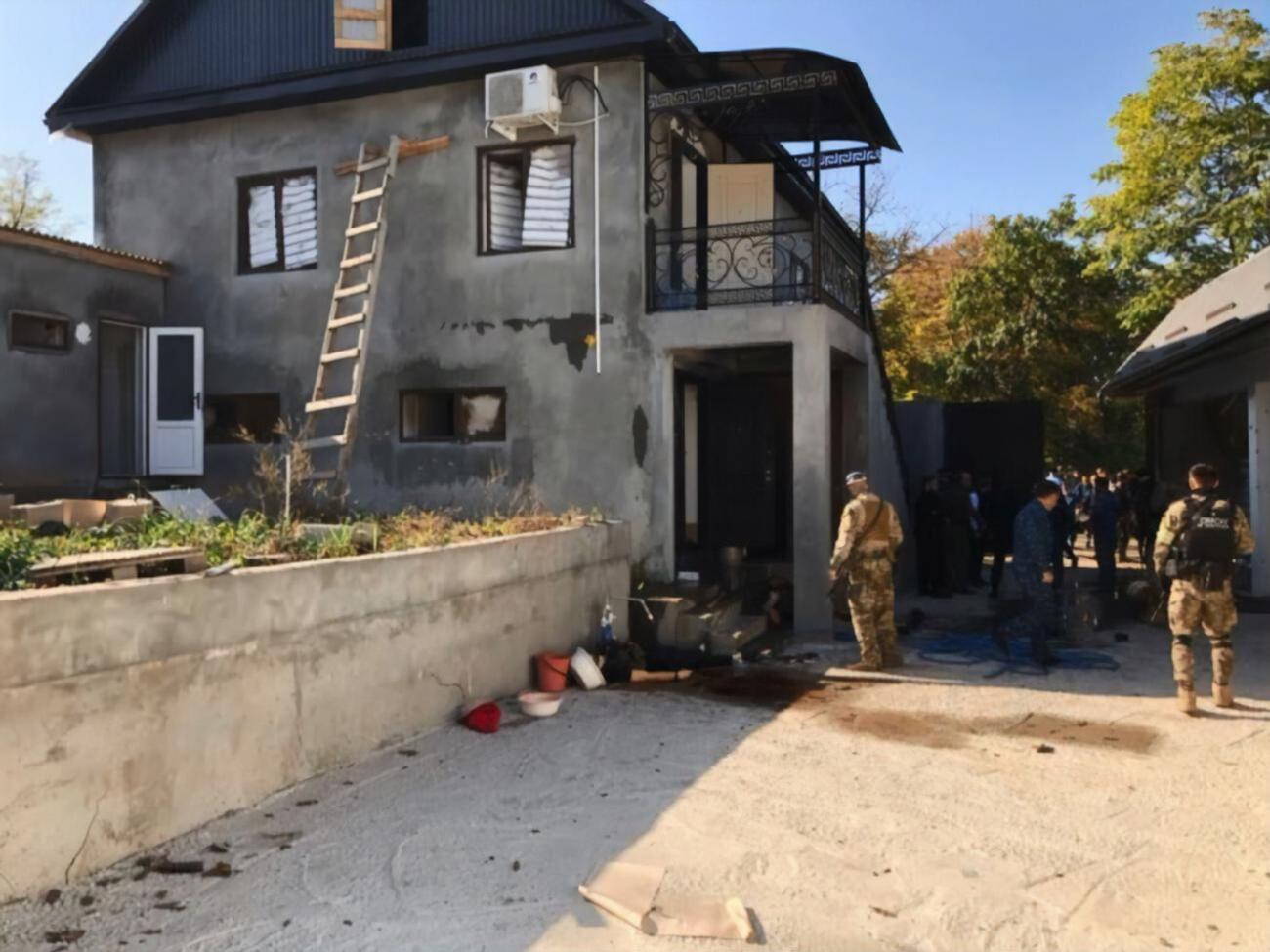 Озброєних осіб заблокували в будинку, на пропозицію здатися владі вони відкрили вогонь