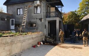 Озброєних осіб заблокували в будинку, на пропозицію здатися владі вони відкрили вогонь