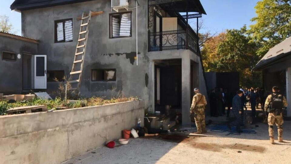 Озброєних осіб заблокували в будинку, на пропозицію здатися владі вони відкрили вогонь