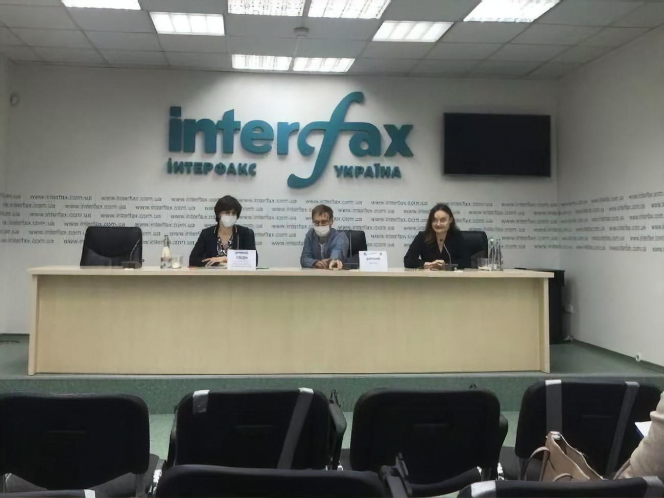 Педь (ліворуч) заявила, що домагатиметься захисту своєї репутації в суді
