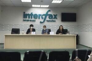 Педь (ліворуч) заявила, що домагатиметься захисту своєї репутації в суді