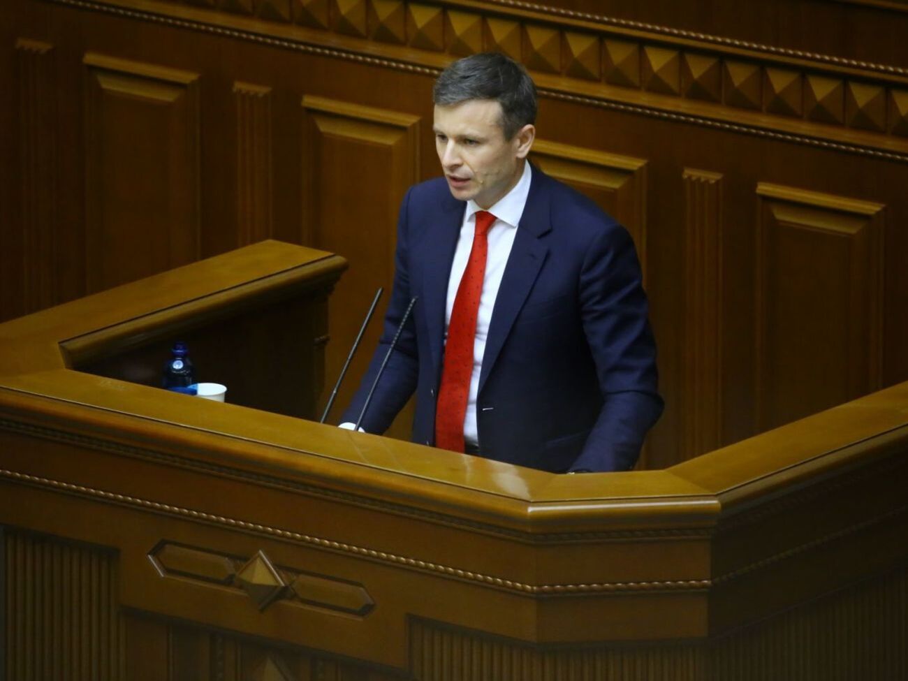 Марченко нагадав, що Рада ухвалила рішення, яке дає змогу Кабміну самостійно встановлювати розміри заробітних плат і їх обмежень