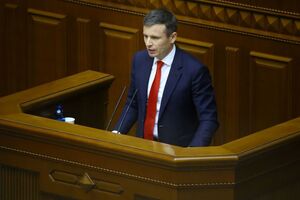 Марченко напомнил, что Рада приняла решение, позволяющее Кабмину самостоятельно устанавливать размеры заработных плат и их ограничений