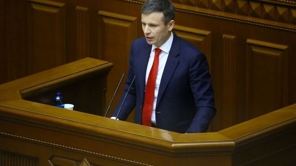 Марченко нагадав, що Рада ухвалила рішення, яке дає змогу Кабміну самостійно встановлювати розміри заробітних плат і їх обмежень