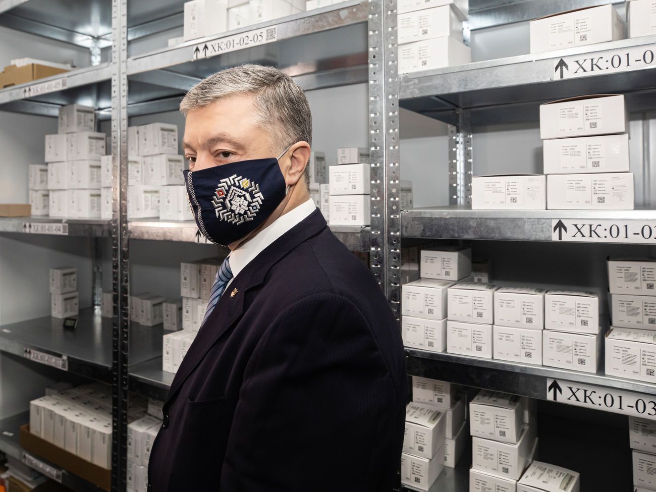Порошенко: Надевайте маски не на кадык, а на лицо