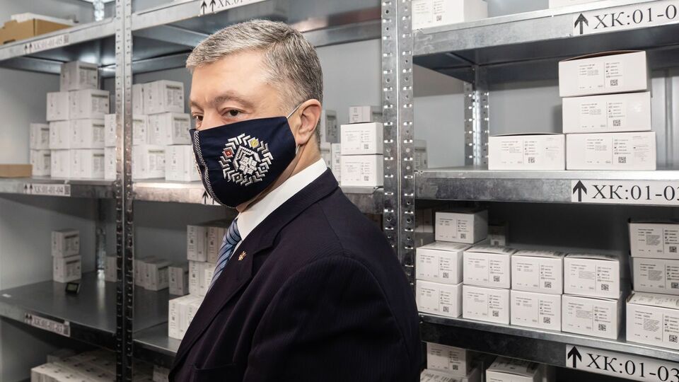 Порошенко: Надевайте маски не на кадык, а на лицо