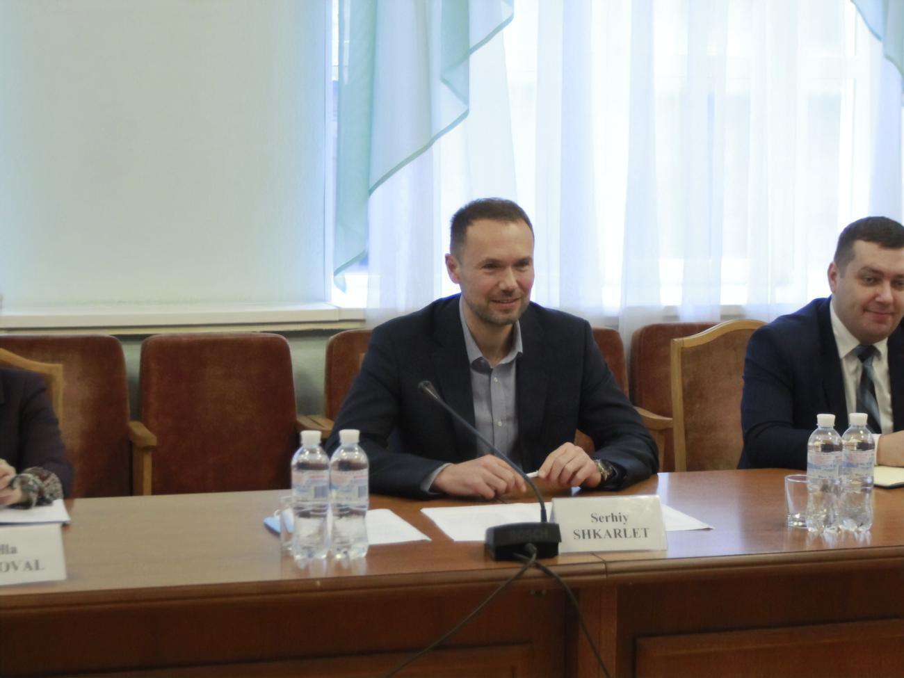 Шкарлет подал иск 6 октября