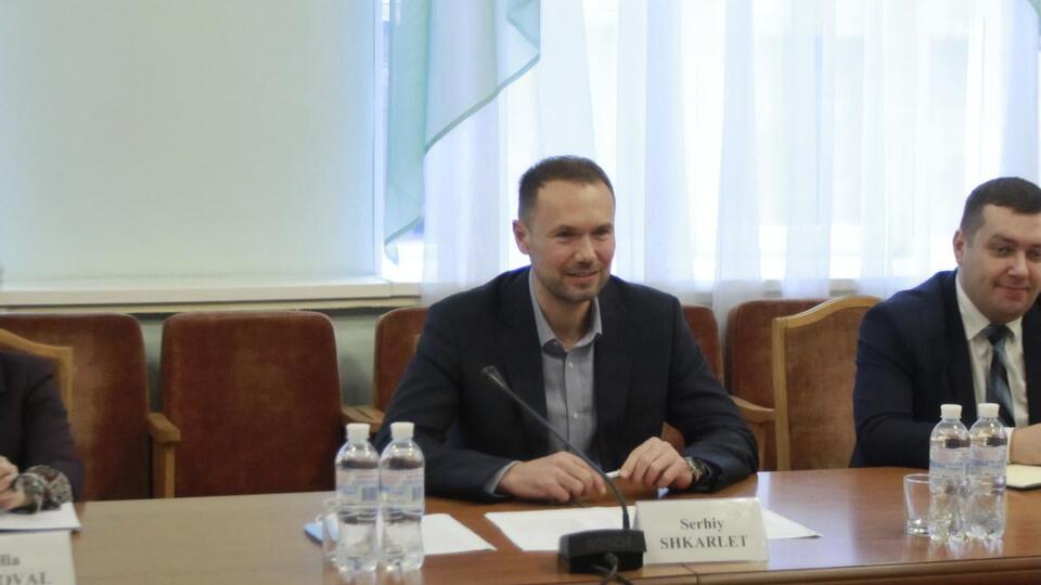 Шкарлет подав позов 6 жовтня