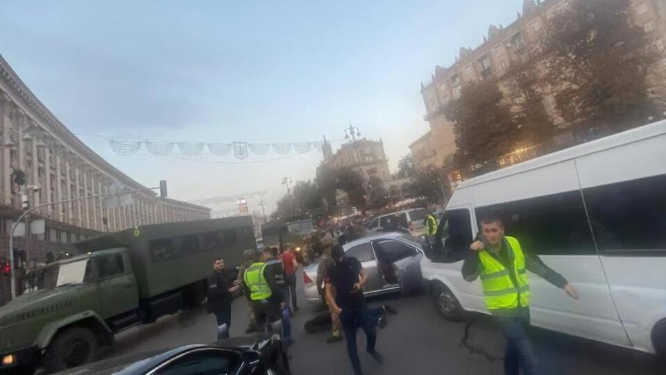 Автомобіль нападників заблокували на вулиці Хрещатик