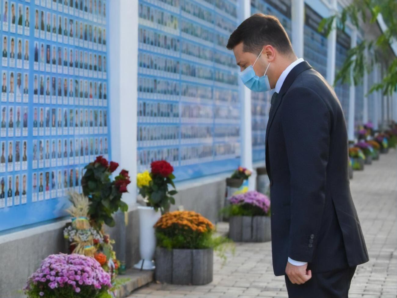 Зеленський поклав квіти до Стіни пам'яті на Михайлівській площі