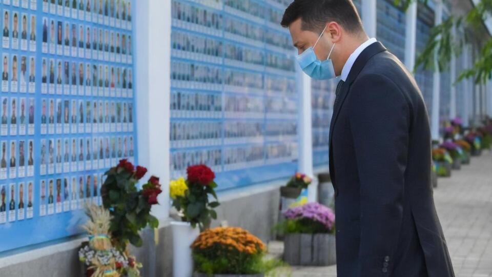 Зеленський поклав квіти до Стіни пам'яті на Михайлівській площі