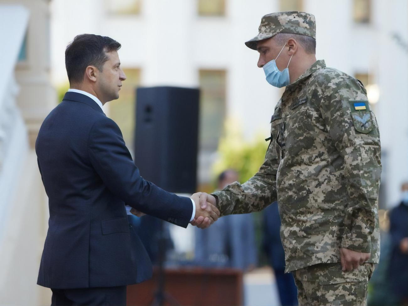 Зеленський нагородить військових на Донбасі
