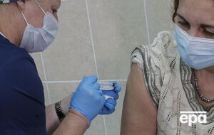 У Росії вже прищеплюють людей проти коронавірусу