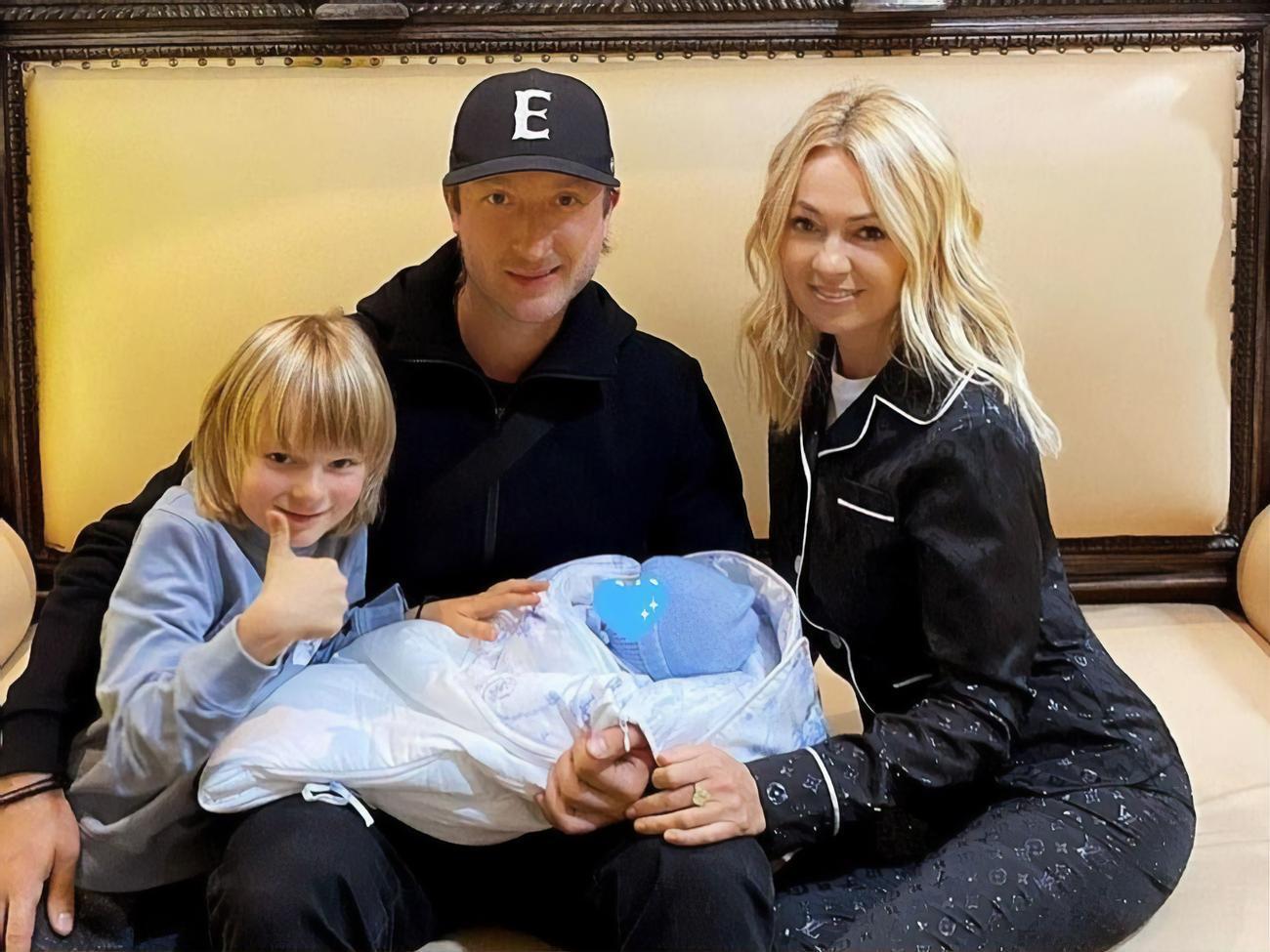 Появление младшего сына в семье Рудковской и Плющенко стало неожиданностью для звезд российского шоу-бизнеса