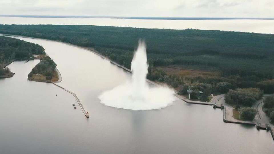 Водолазов вывели из опасной зоны до взрыва