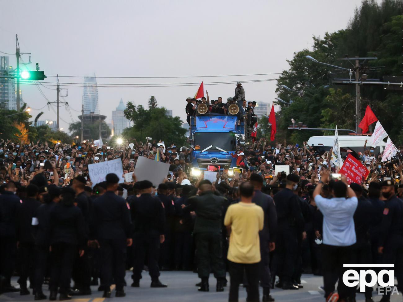 Демонстранты подошли к зданию правительства Таиланда