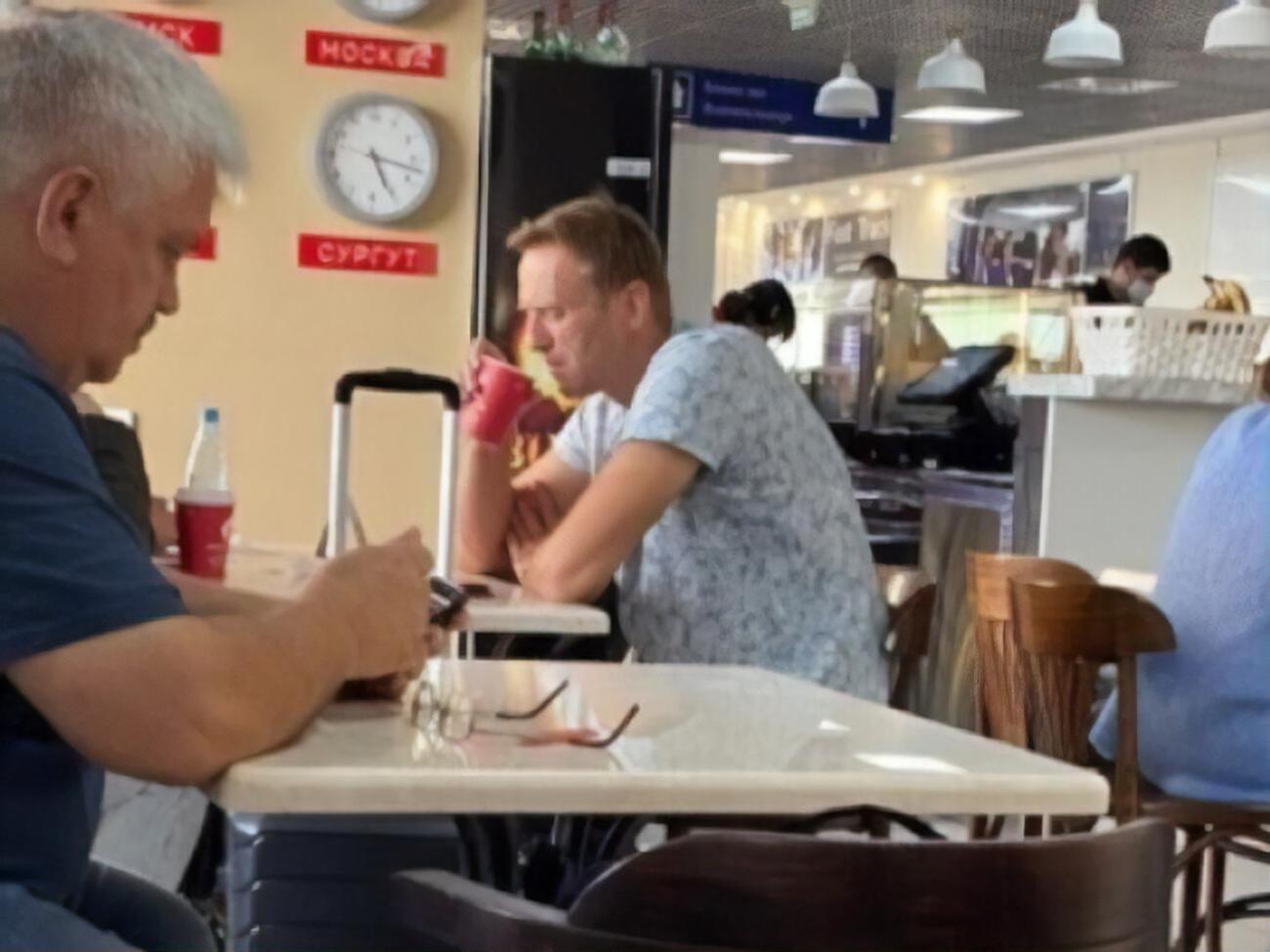 В чае, который пил Навальный в аэропорту, могли растворить ядовитый порошок