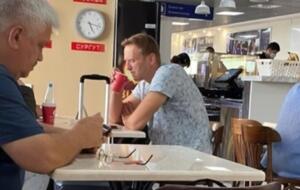 В чае, который пил Навальный в аэропорту, могли растворить ядовитый порошок