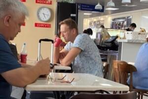 В чае, который пил Навальный в аэропорту, могли растворить ядовитый порошок