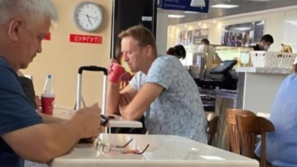 В чае, который пил Навальный в аэропорту, могли растворить ядовитый порошок