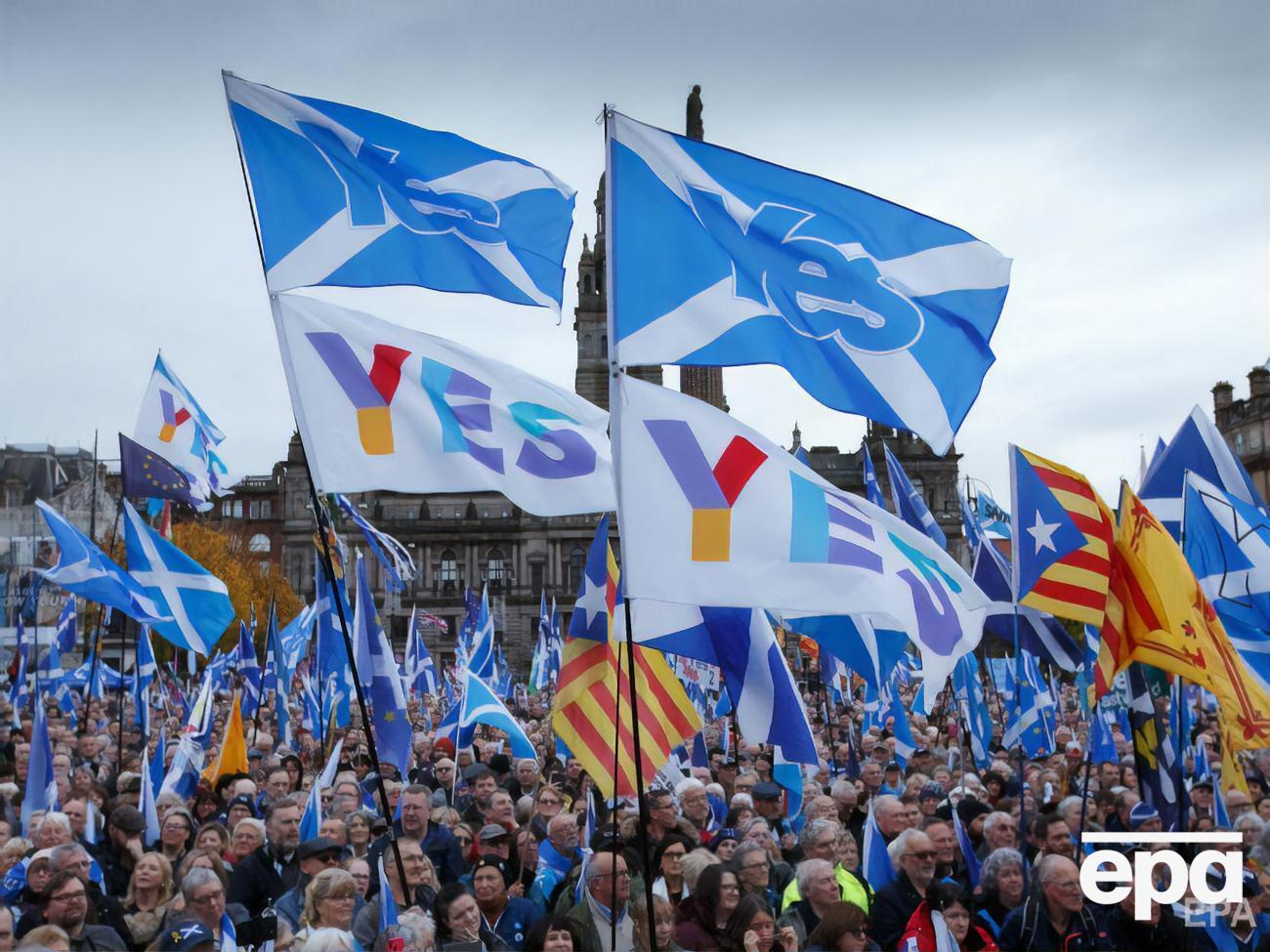 Почти две трети (64%) шотландцев говорят, что правительство Великобритании должно разрешить провести еще один референдум