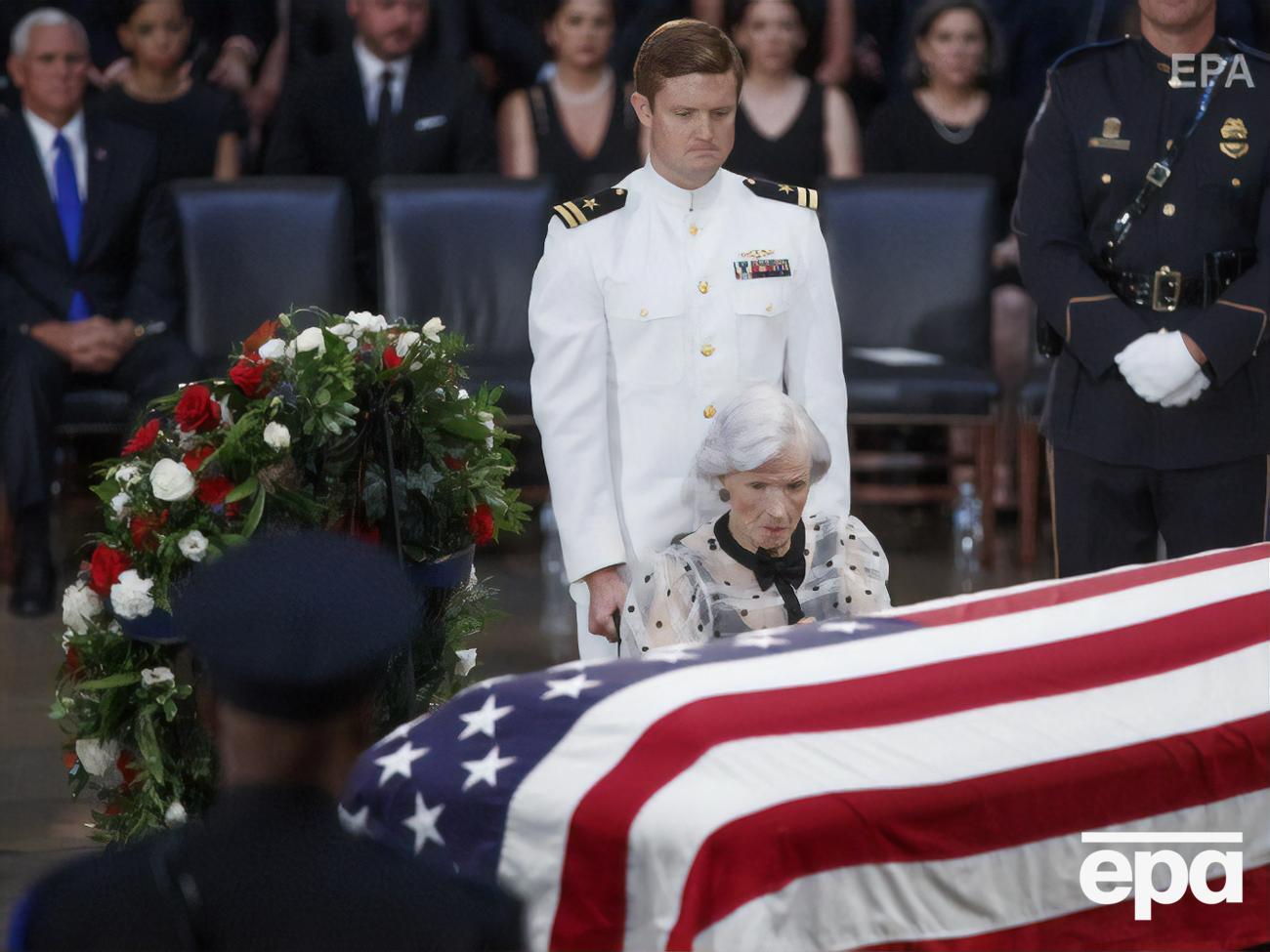 Роберта Маккейн у гроба своего сына Джона, 31 августа 2018 года