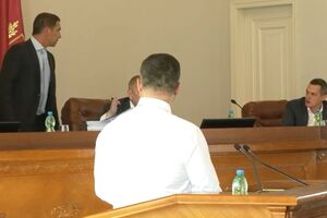 Скоробагач (слева) пожаловался, что врачи предлагают лечить больных по телефону