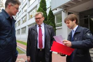 7 жовтня Пильченку (в центрі) вручили "повідомлення про розгляд питання щодо припинення терміну дії ліцензії"