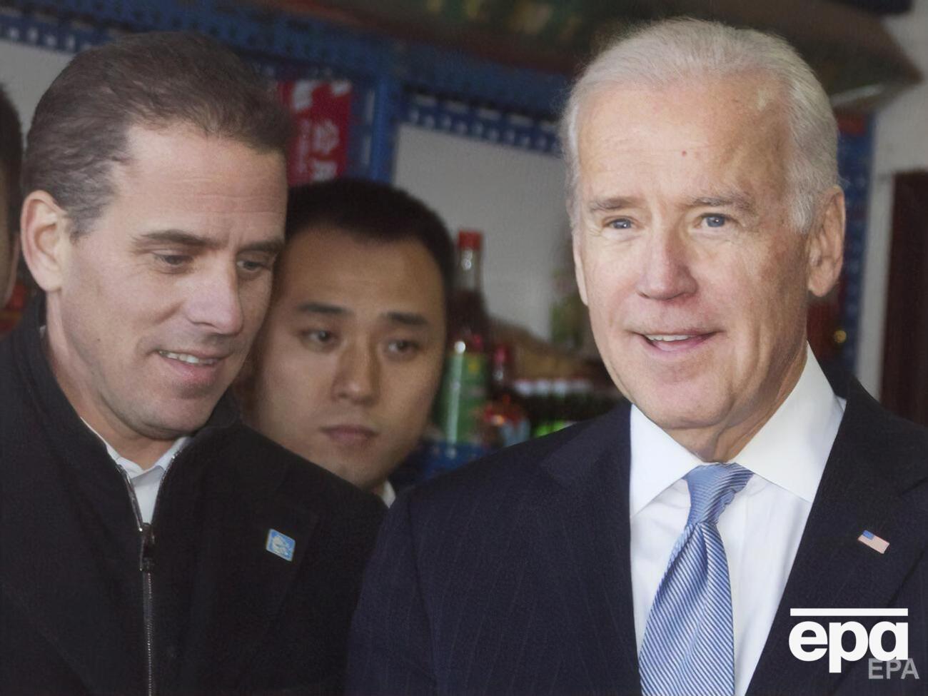 Байден (справа) заявлял, что его сын Хантер (слева), работая в Украине, не сделал ничего плохого