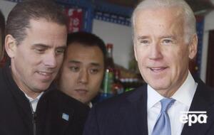 Байден (справа) заявлял, что его сын Хантер (слева), работая в Украине, не сделал ничего плохого