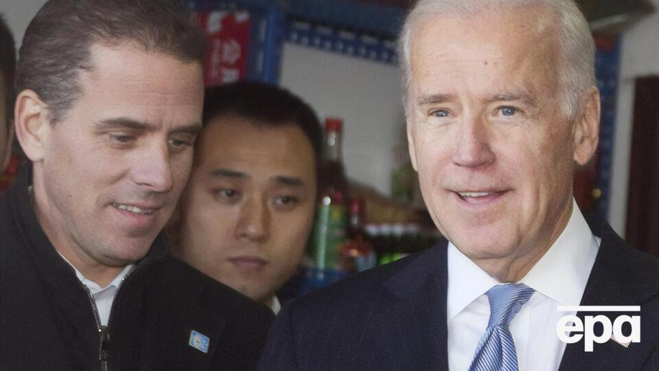 Байден (справа) заявлял, что его сын Хантер (слева), работая в Украине, не сделал ничего плохого
