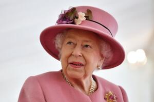 Королева выбрала для визита в центр исследований химического и биологического оружия наряд розового цвета