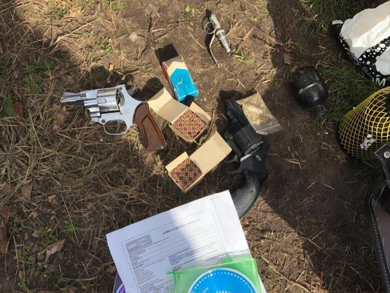 Усе знайдене у квартирі правоохоронці вилучили