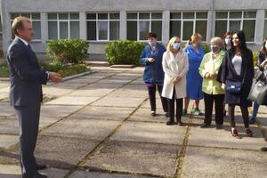 Попов (слева): Классы в школах переполнены – в них учатся до 40 детей в каждом