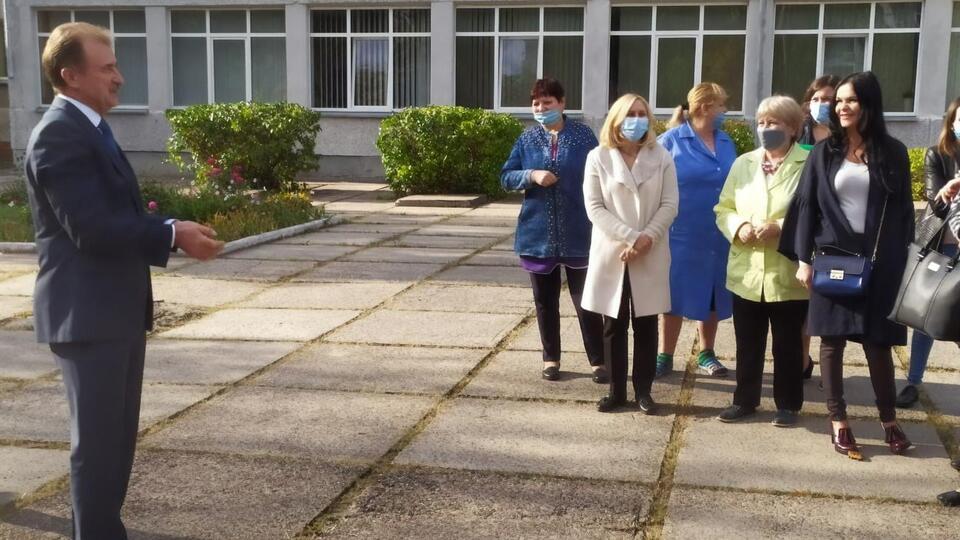 Попов (слева): Классы в школах переполнены – в них учатся до 40 детей в каждом