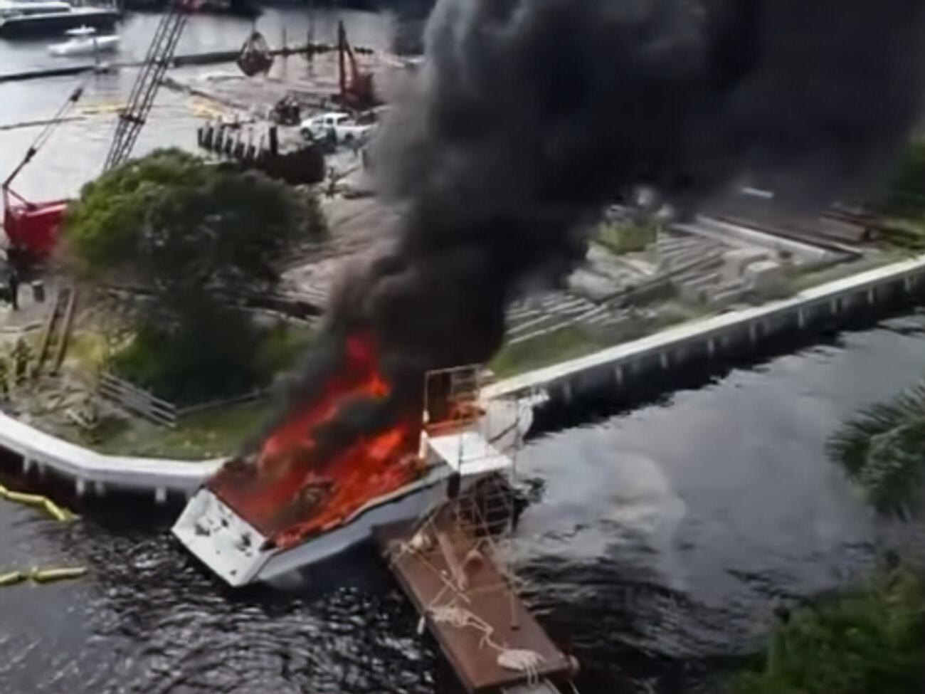Катер загорелся