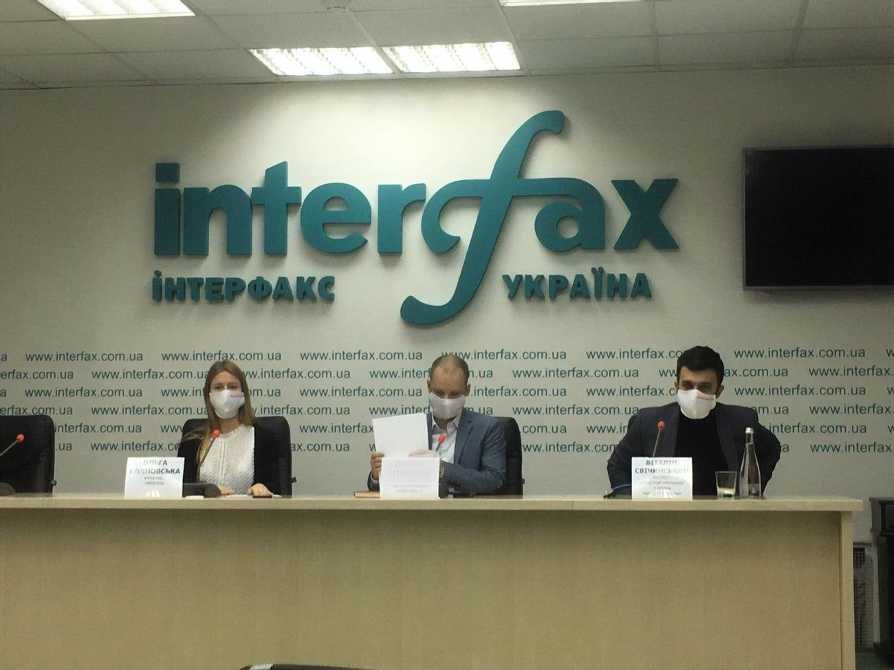 Ольга Клиновська (ліворуч): Ми маємо бути впевнені, що це не буде агітація, а що це будуть маски, які погоджені нами
