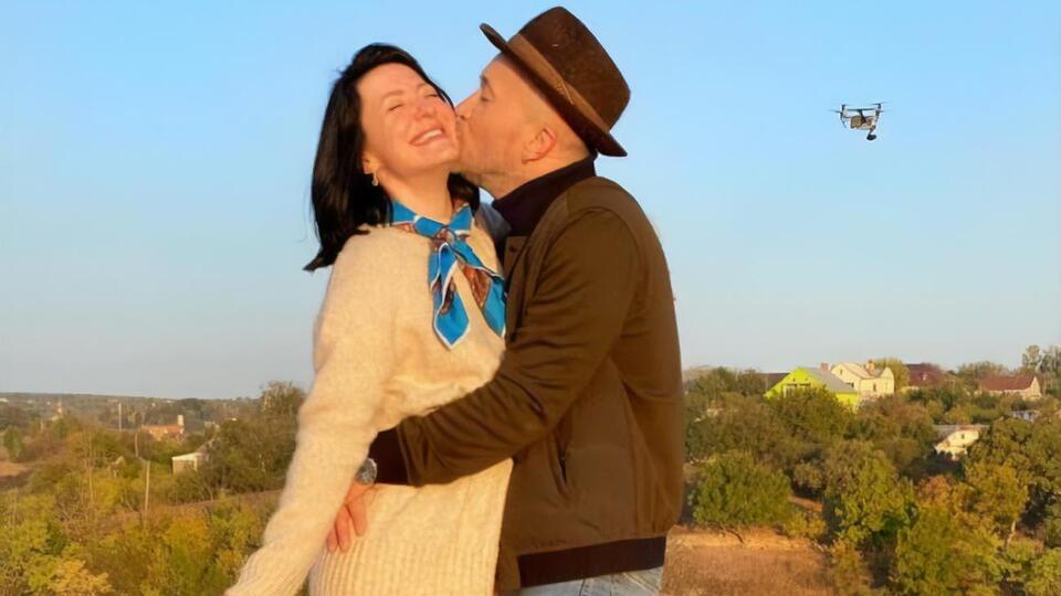 В клипе на песню "Де би я" Бабкин снимался вместе со своей женой Снежаной