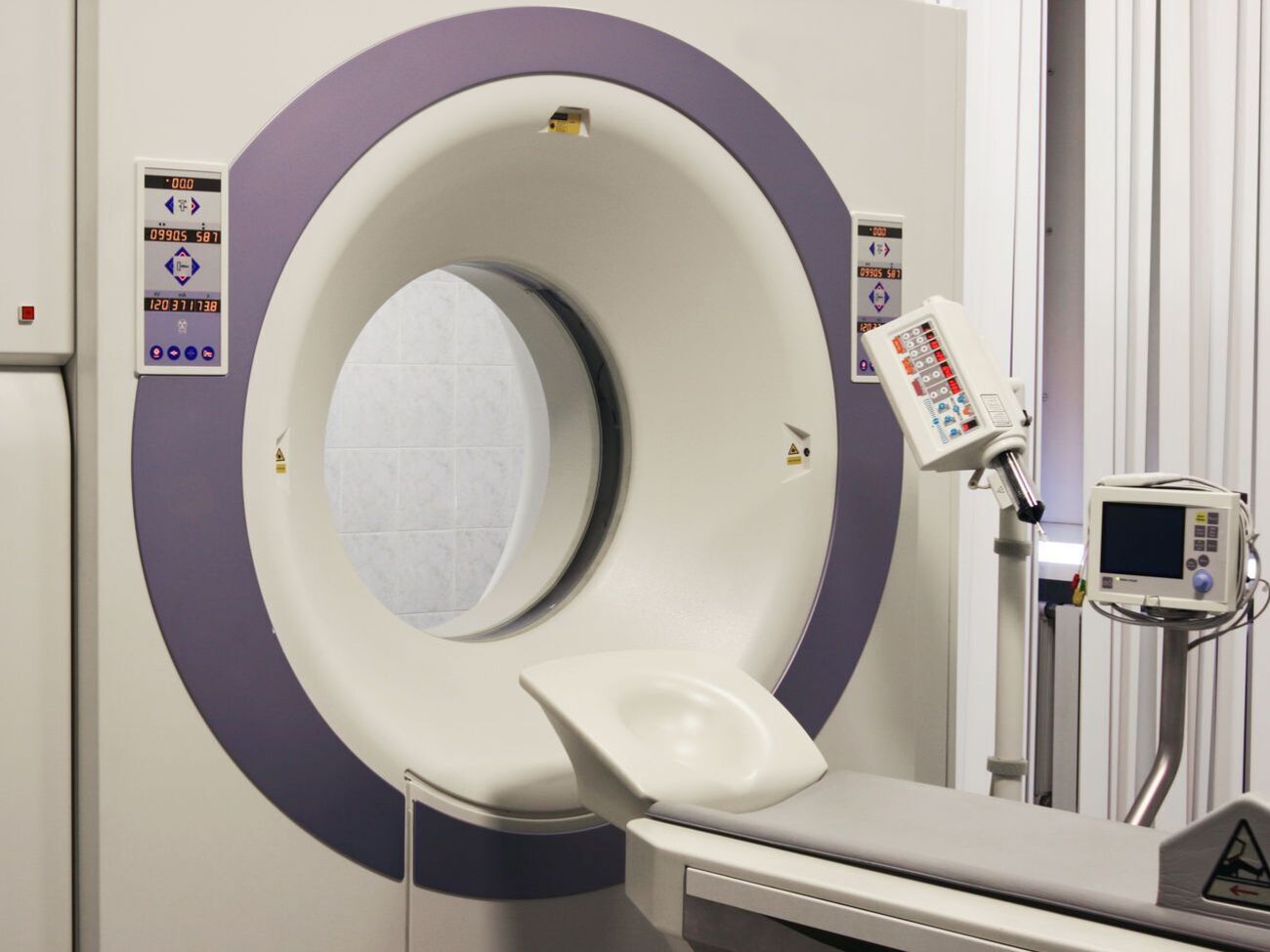 Сазонов стверджує, що вибір компанії, яка отримає 15 млн за томографи, "очевидно, дуже дивний"