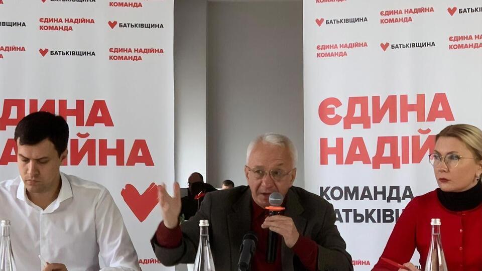 Кучеренко (в центре): В результате вся эта работа пошла в никуда. Квартиры жителей последних этажей заливает