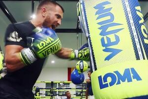 Ломаченко владеет тремя чемпионскими поясами