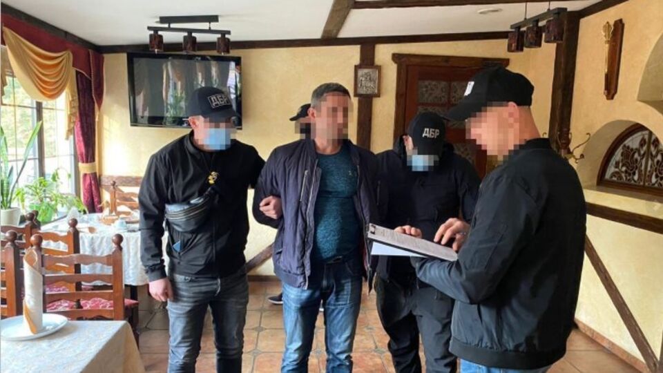 Следователи ГБР задержали мужчину во время получения денег