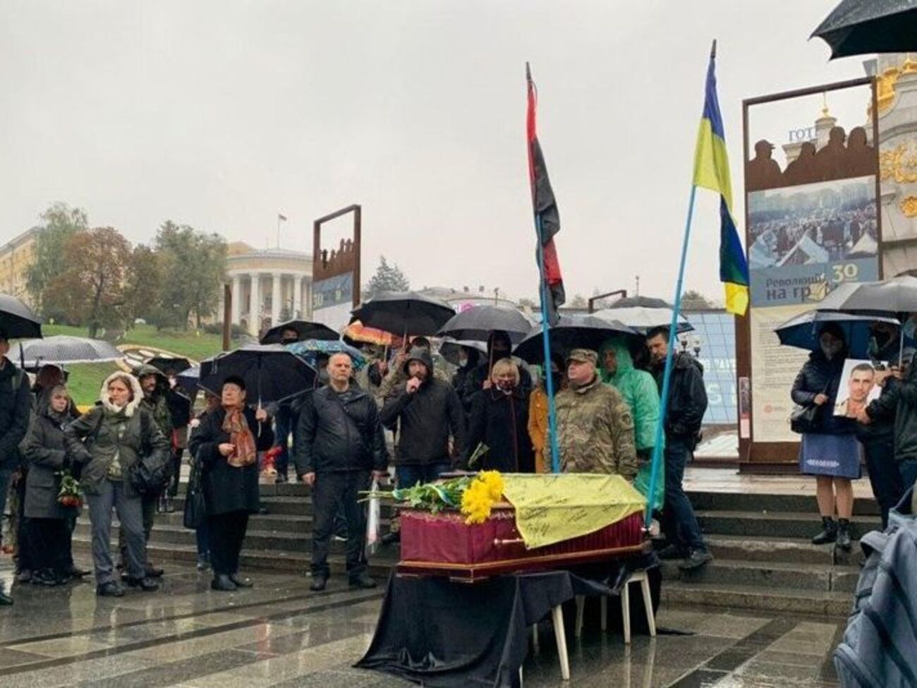 На прощання прийшло приблизно 100 осіб