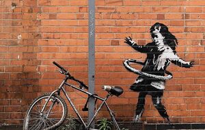 Рисунок дополняет инсталляция велосипеда без заднего колеса