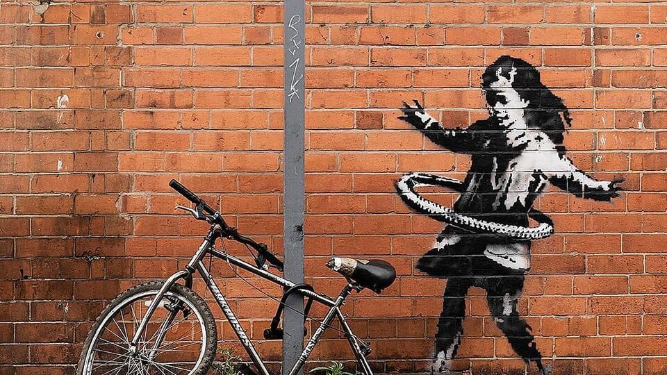 Малюнок доповнює інсталяція велосипеда без заднього колеса