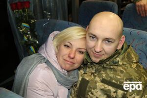 Деева после обмена в 2019 году встречала супруга Людмила