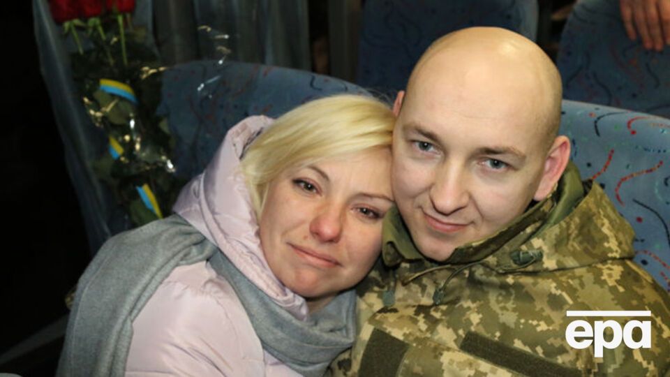 Дєєва після обміну у 2019 році зустрічала дружина Людмила