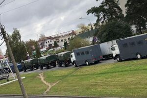 Очевидці надіслали фото армійських вантажівок, в яких перевозять невідомих у балаклавах